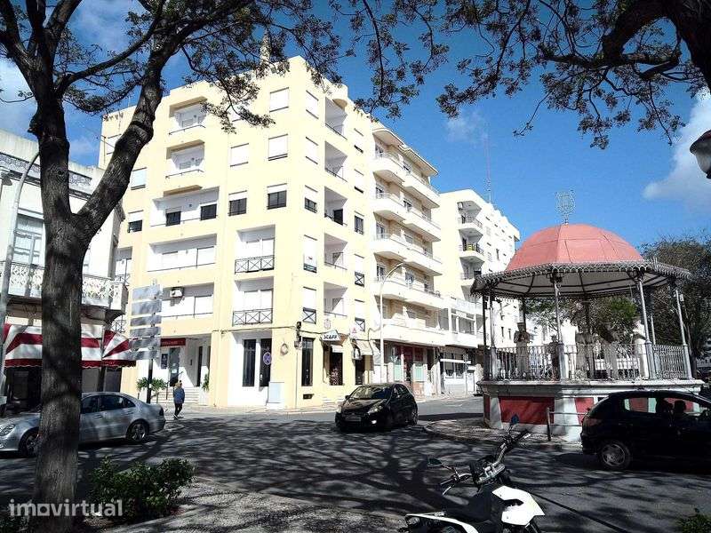 T3 na Avenida de Loulé, 130m2, 3º andar com estacionamento em garagem - Grande imagem: 2/12