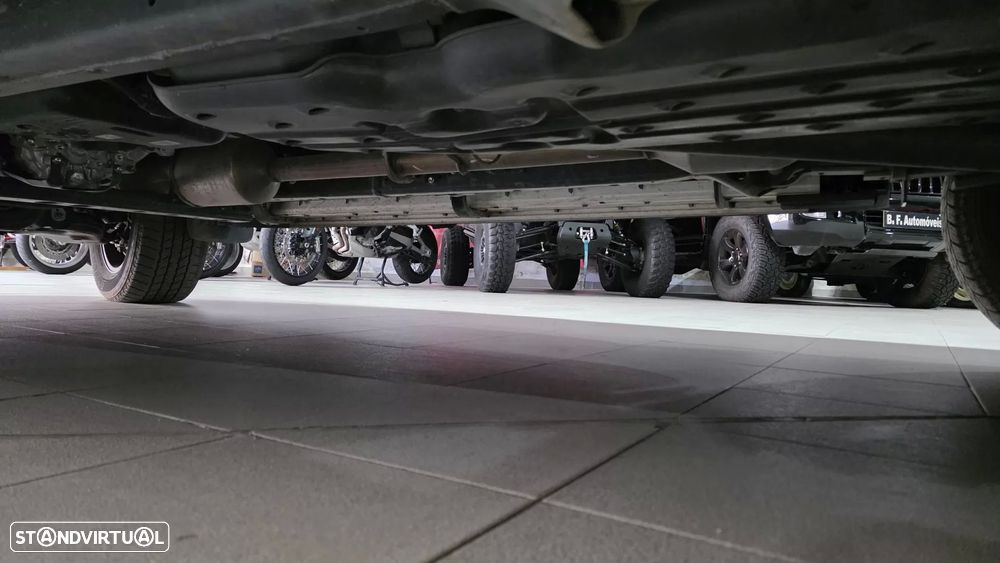 Toyota Hilux 2.8 D-4D 4WD GR Sport II - 23