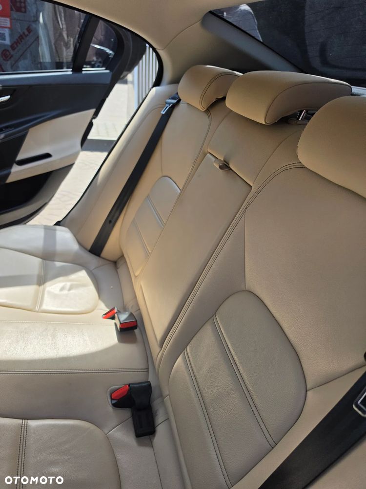 Jaguar XE 2.0 D Prestige - 9