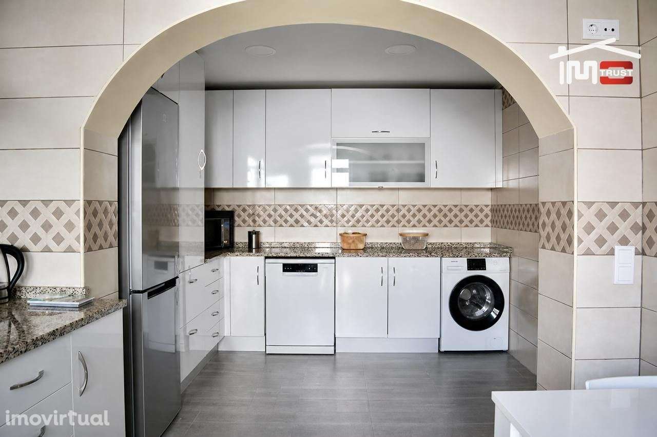 Moradia T4 Moderna com Terraços e Excelente Luz Natural  Próxima da... - Grande imagem: 2/18