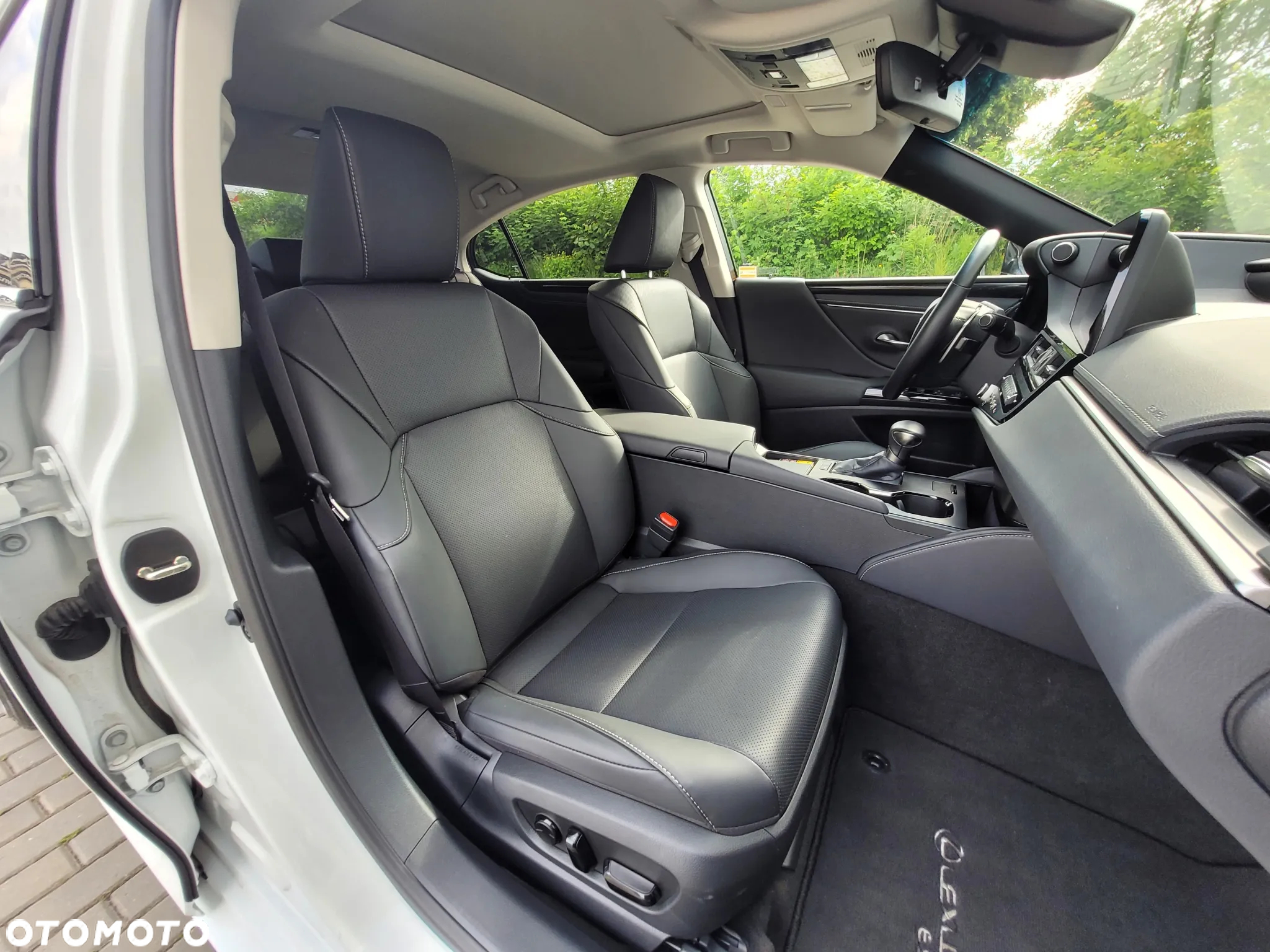 Lexus ES 300h F Sport Design - 14