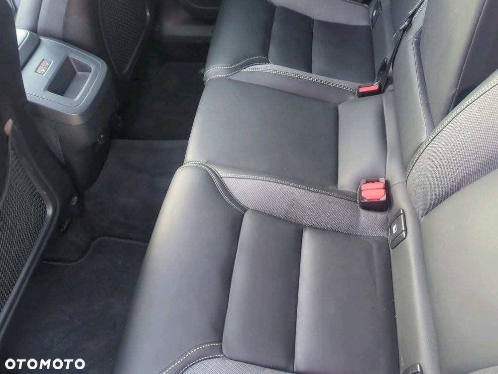 Volvo XC 60 B4 D AWD Plus Dark - 8