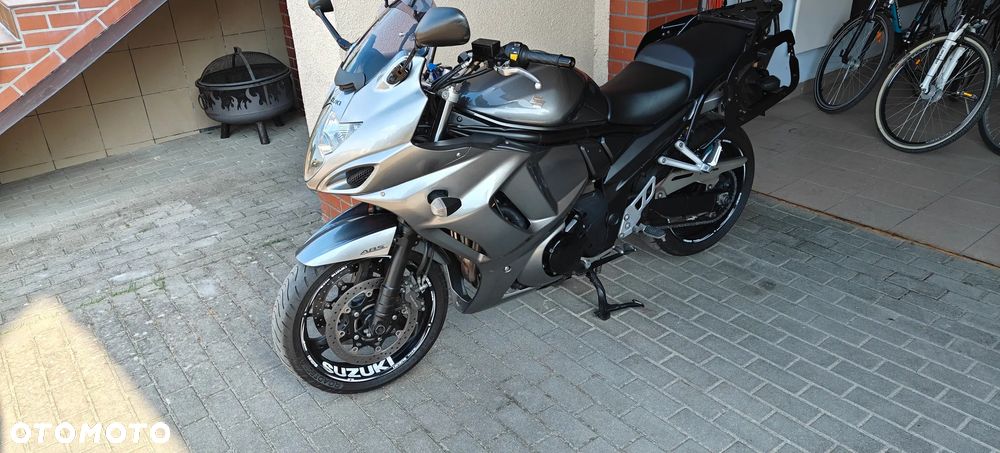 Suzuki GSX - 13