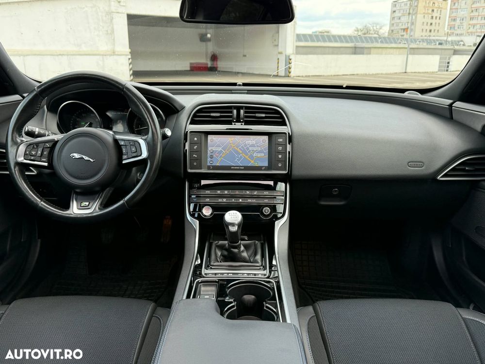 Jaguar XE 2.0 R-Sport - 8