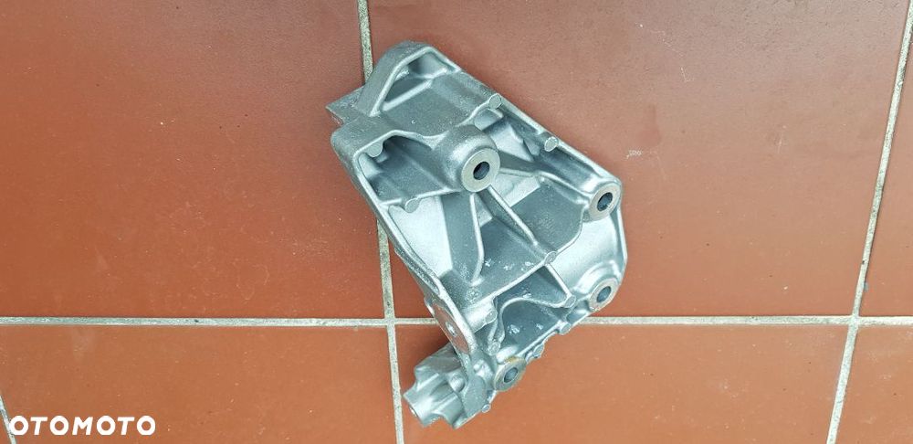 Łapa mocowanie alternatora Trafic 2,0 DCI M9R710 nr 117102877R - 3