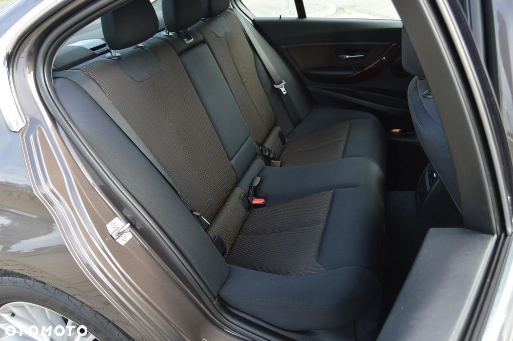 BMW Seria 3 318d Luxury Line - 32