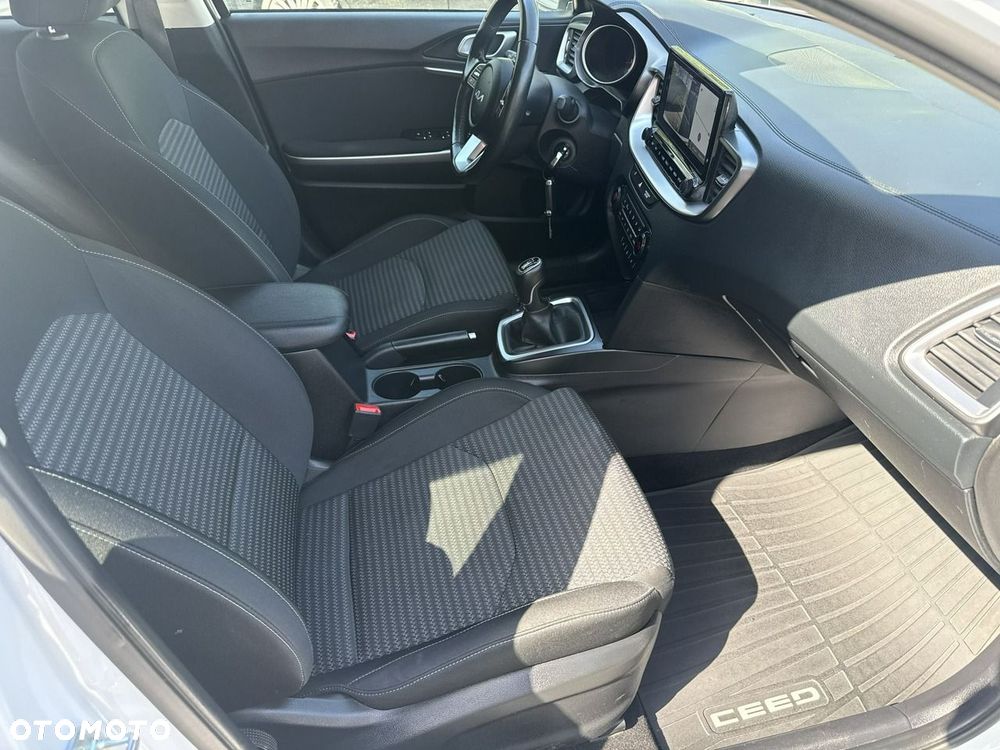 Kia Ceed - 32