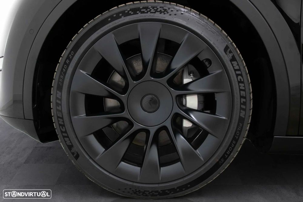Tesla Model Y - 13