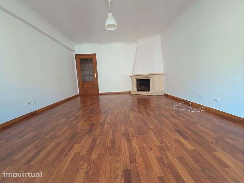 Apartamento T3 Santa Marta do Pinhal com parqueamento - Grande imagem: 3/8
