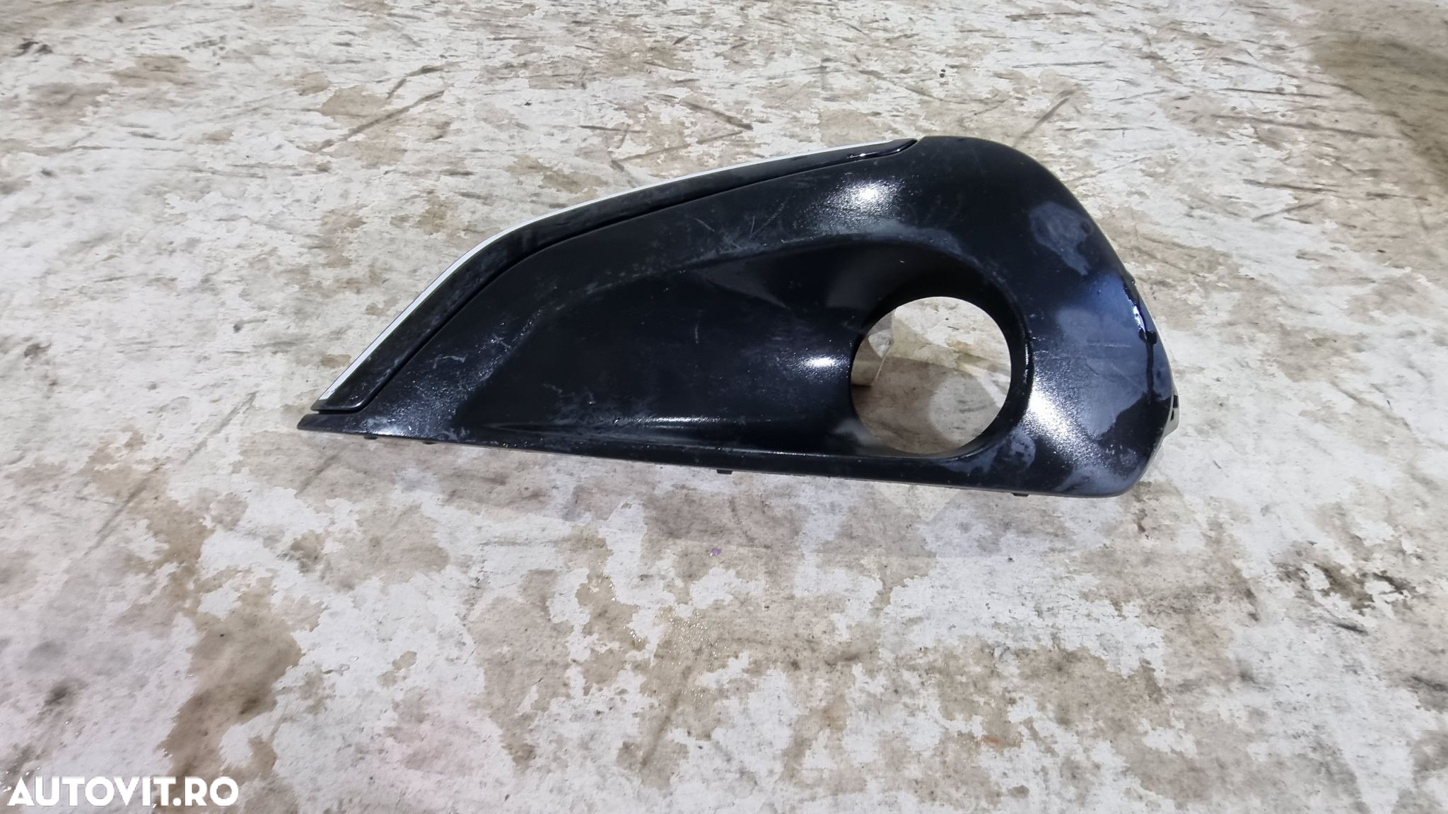 Grila proiector stanga Peugeot 208 2015, 2016, 2017, 2018, 2019, Cod origine OE 9810729877 - 2