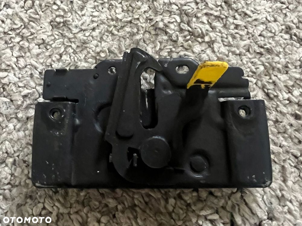 8V51-A16860-AA UCHWYT ZAMKA MASKI FORD FIESTA MK7 - 9