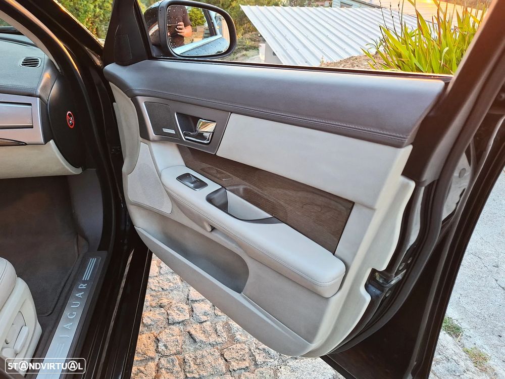 Jaguar XF 2.7 D V6 Premium Luxury - 30