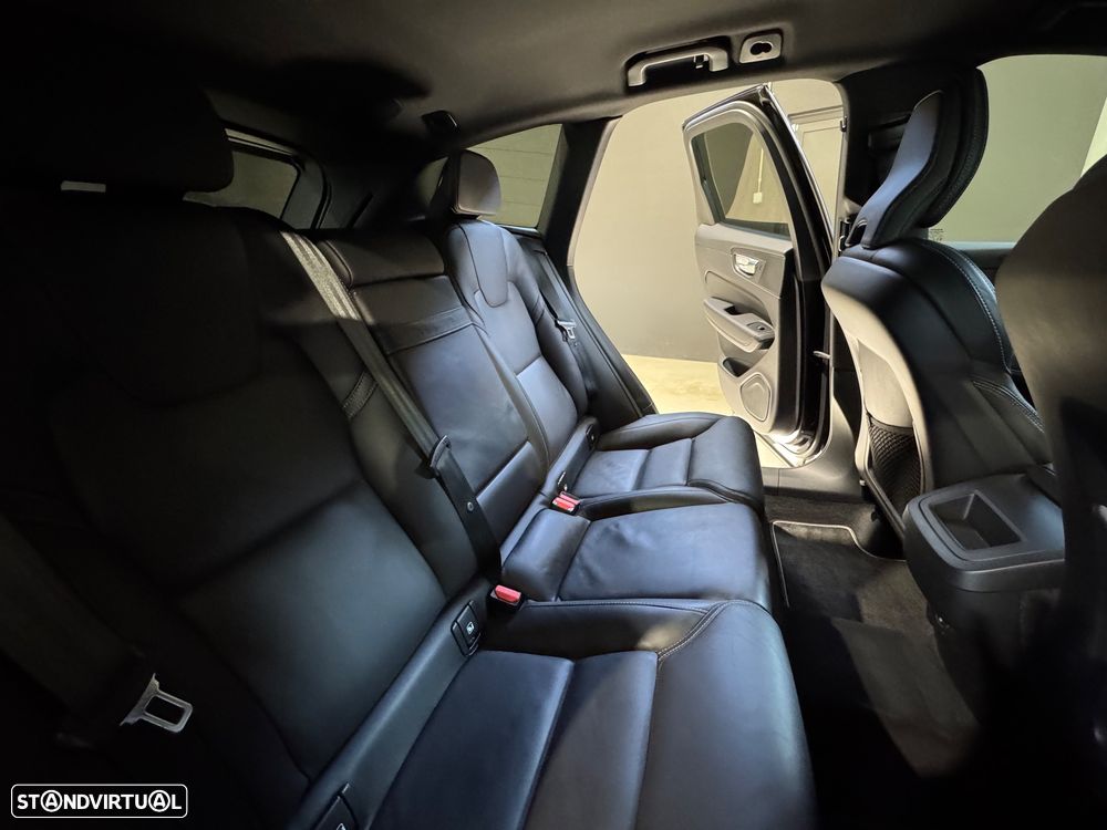 Volvo XC 60 2.0 B4 R-Design Geartronic - 24