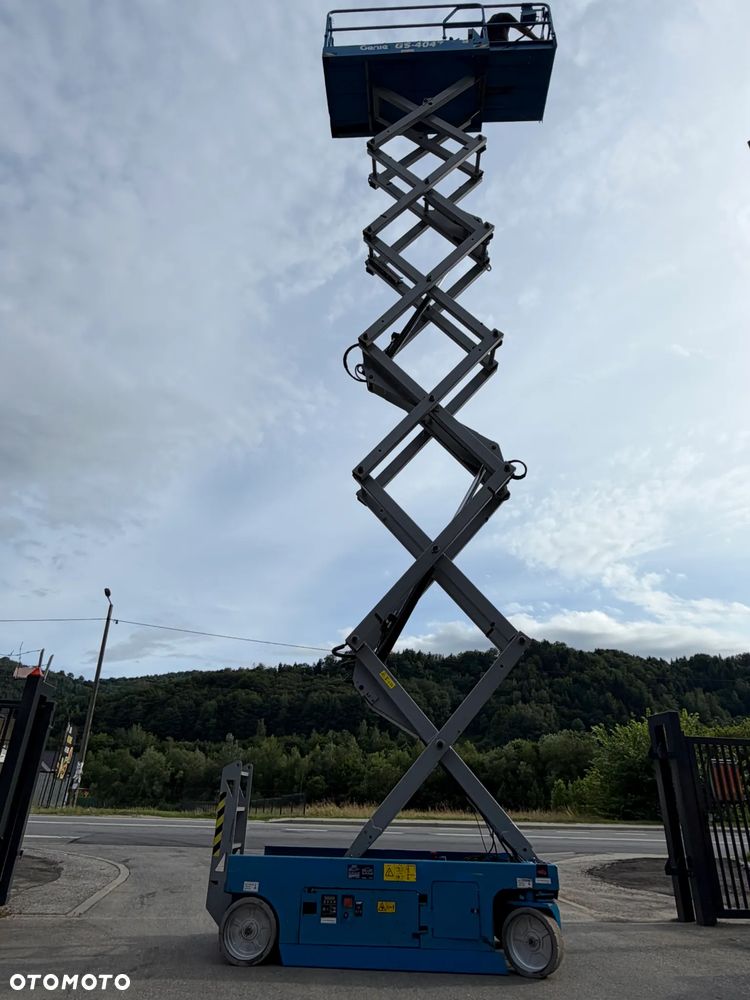 Genie GS-4047. Zwyżka Platforma Nożycowa 14 metrów wysokość robocza. Podnośnik przywieziony z Norwegii praktycznie zerowe zużycie. Pracował w urzędzie komunalnym 1 raz w roku okres świąteczny! Udzwig 380 kg. Rozsuwany Balkon. Sterowanie góra dół. Akumlatory w świetnej kondycji z 2024 roku. Wielka Okazja! - 11