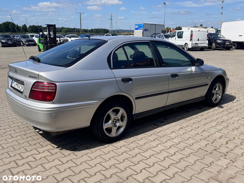 Honda Accord 1.8i LS - 9