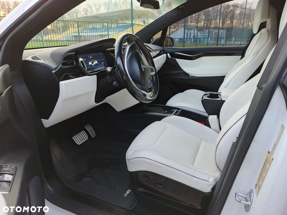 Tesla Model X - 15