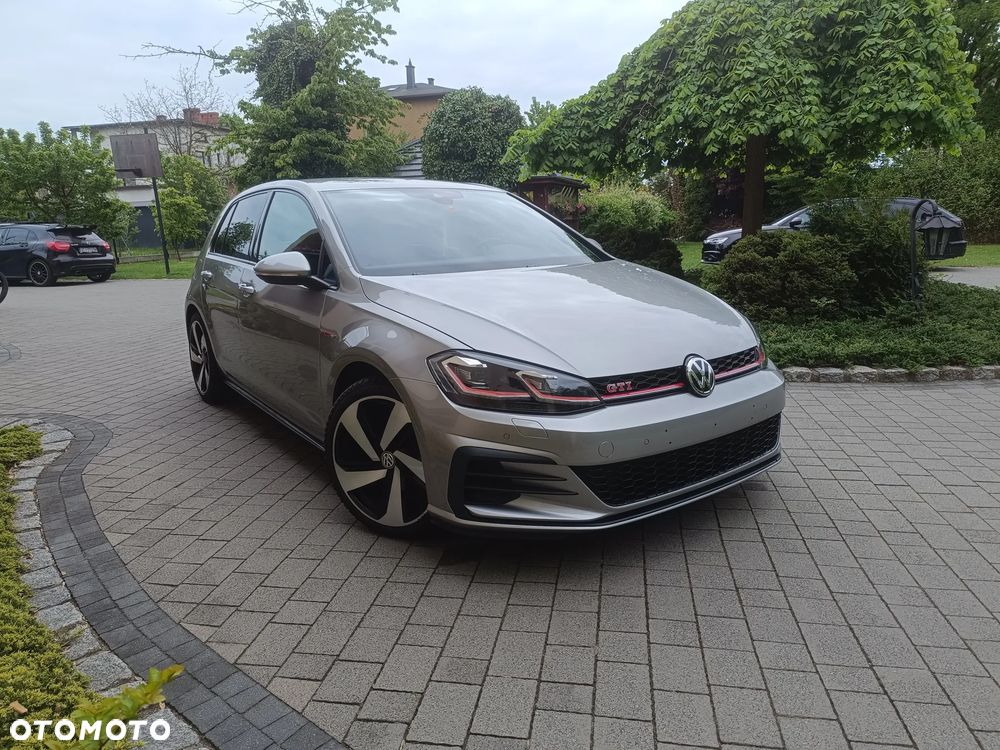 Volkswagen Golf - 1