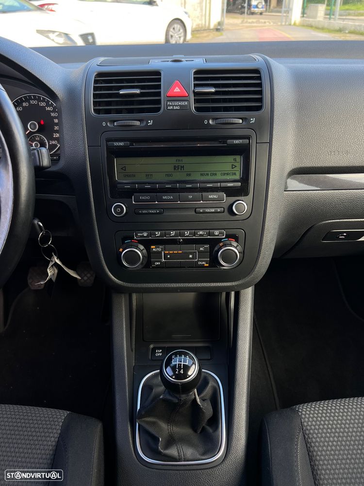 VW Jetta 1.6 TDi Confortline - 19