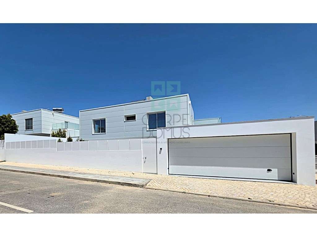 Moradia T4 com Piscina e Garagem Dupla perto do Centro de Tavira - Grande imagem: 2/31
