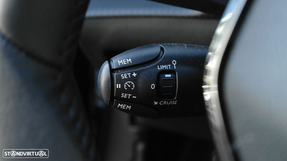 Peugeot e-2008 54 kWh Allure - 37