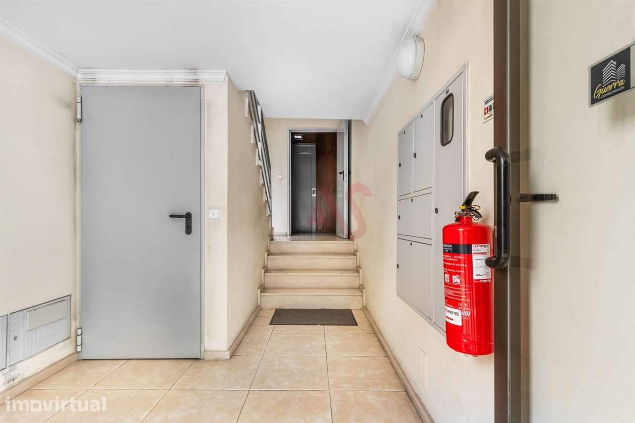 Apartamento T2 | 2.º Andar c/ Elevador | Lugar de Garagem | Centro de - Grande imagem: 4/23