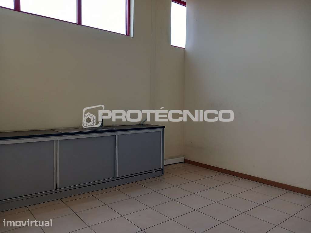 Armazém c/ 1000m2 - Z. I. Albergaria-a-Velha - Grande imagem: 4/10