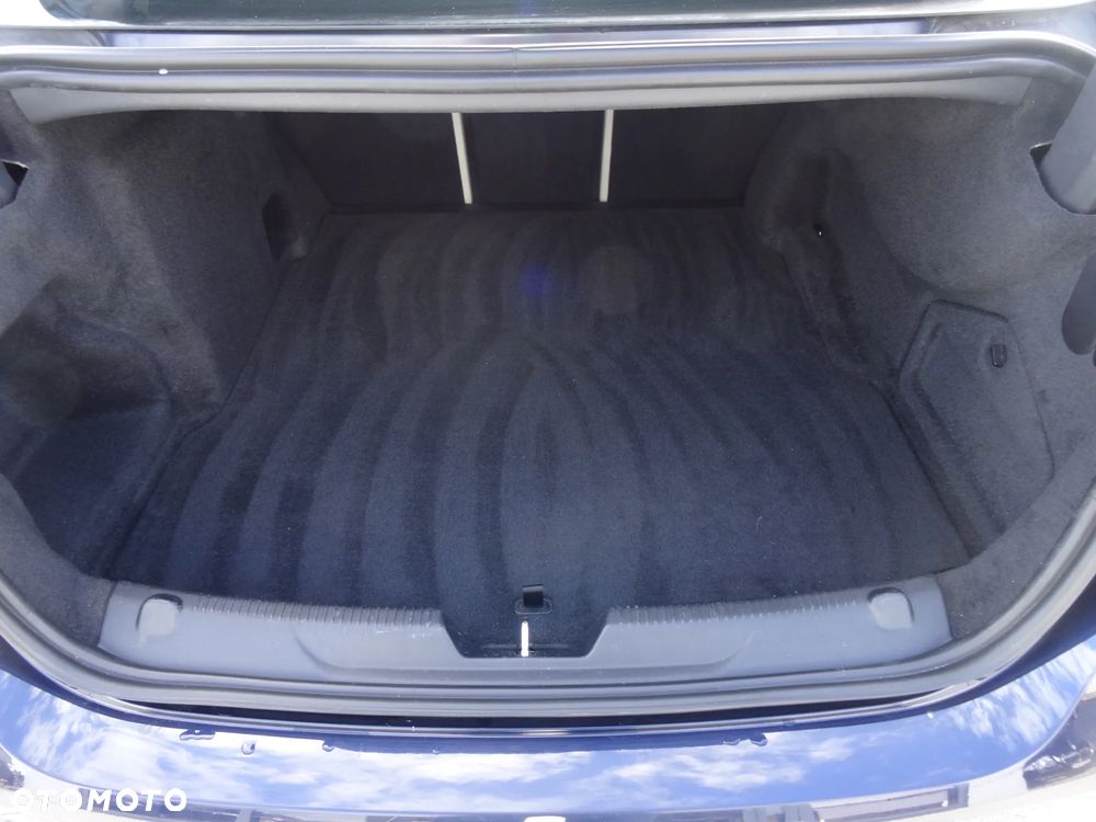 Jaguar XE 2.0 D180 R-Dynamic SE - 19