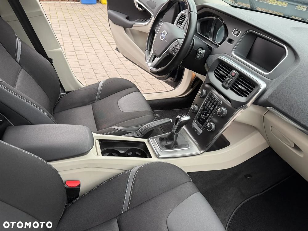 Volvo V40 D4 Drive-E Momentum - 16
