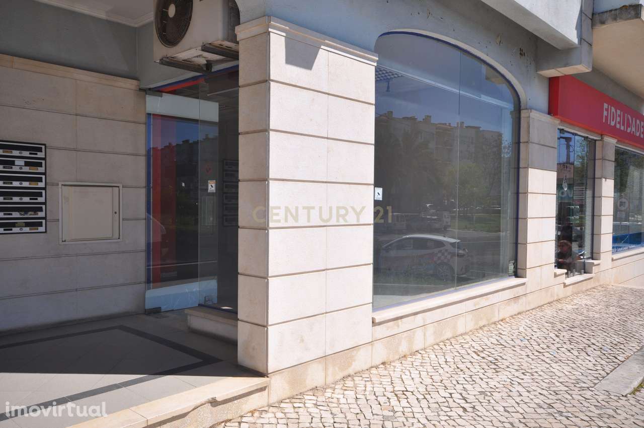 Loja Comercial no Carregado – Localização Estratégica e Boa Visibilida - Grande imagem: 2/10