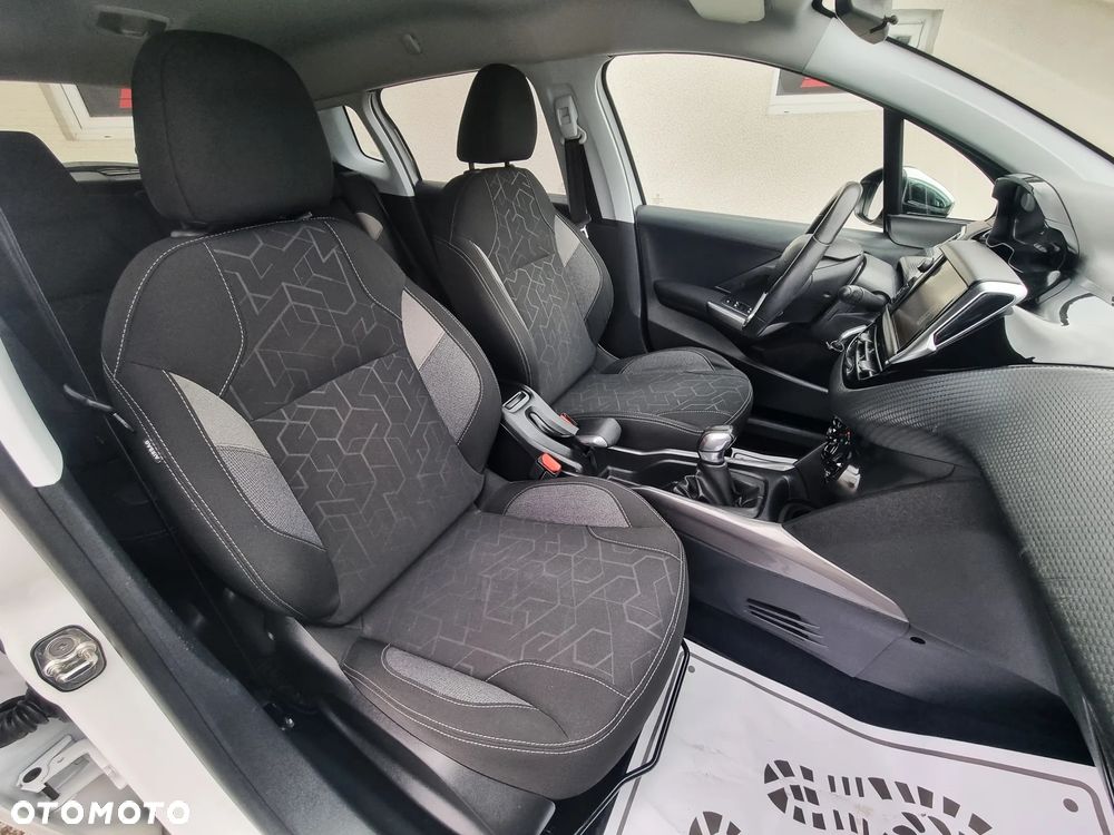 Peugeot 2008 1.2 Pure Tech Style S&S - 11