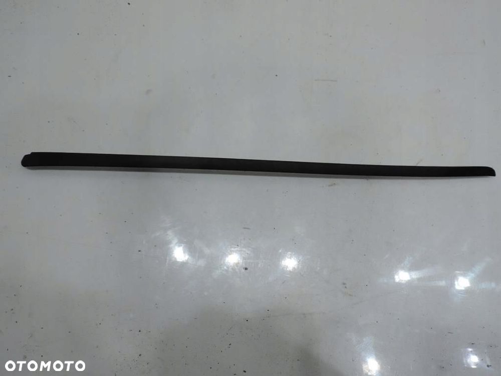 LISTWA SZYBY CZOŁOWEJ PRAWA AUDI A4 B7 - 1