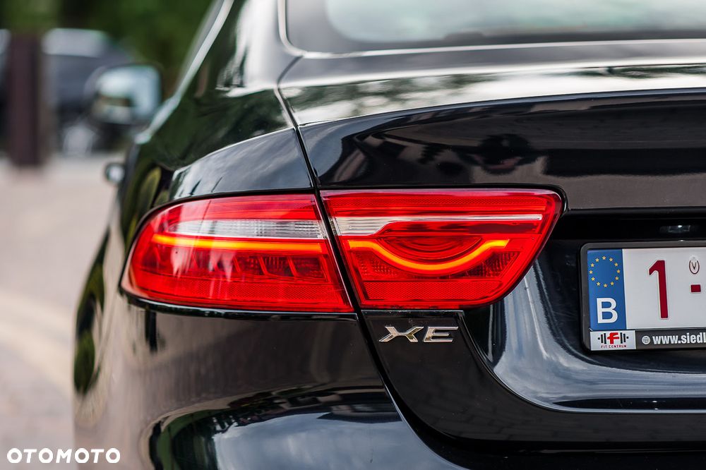 Jaguar XE 2.0 T Prestige - 9