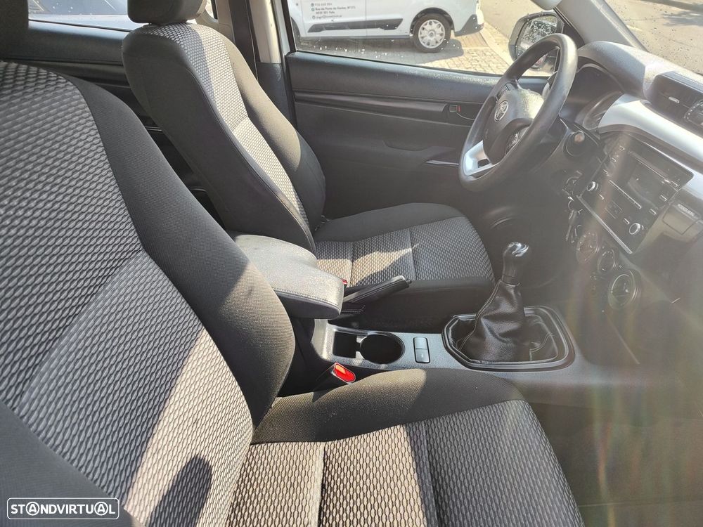 Toyota Hilux 2.4 D-4D 2WD CD CM - 8