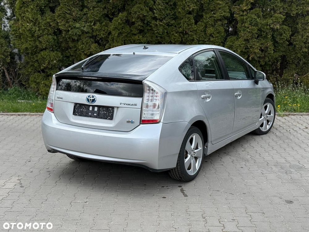 Toyota Prius (Hybrid) - 4