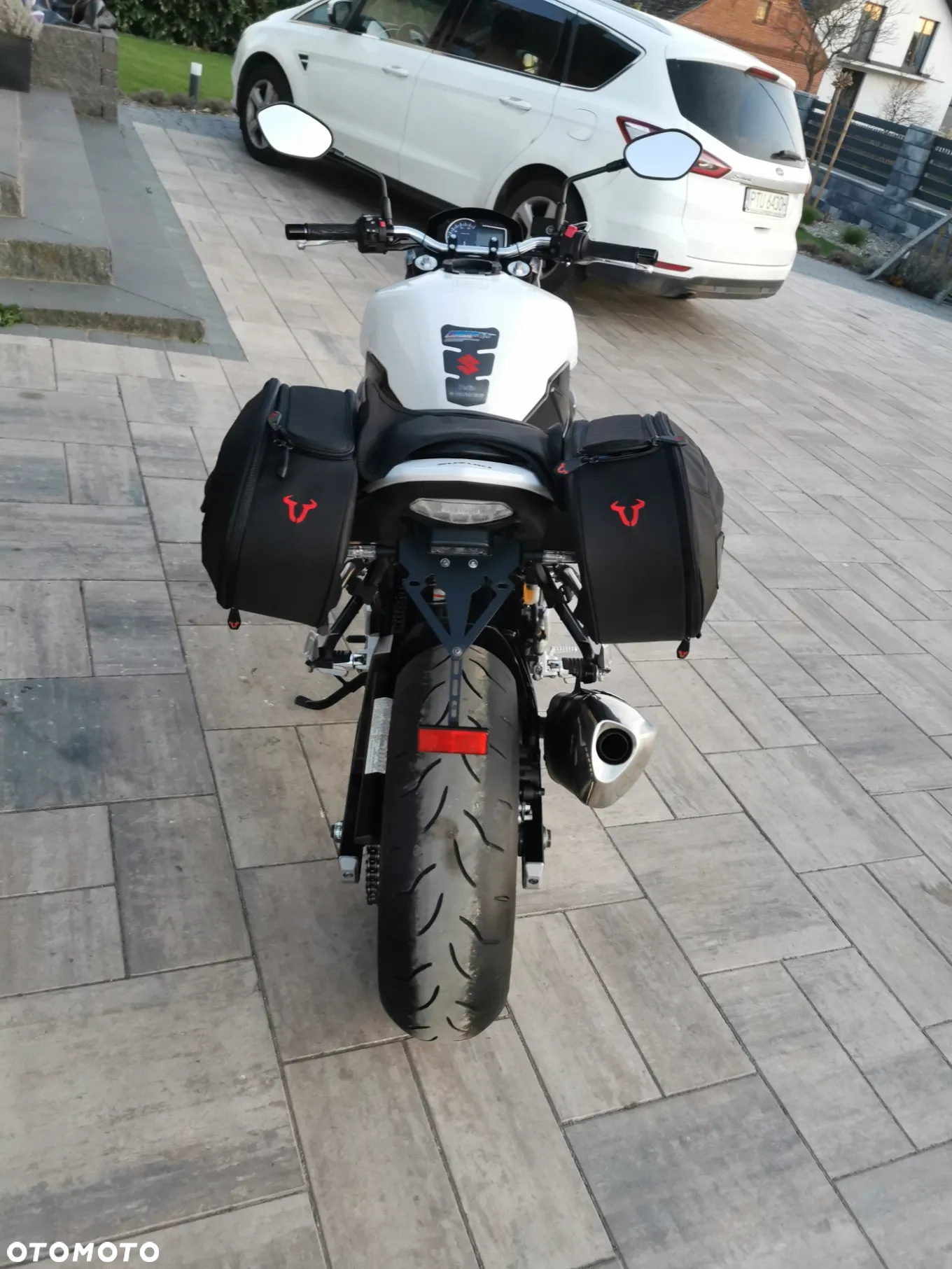 Suzuki GSR - 28