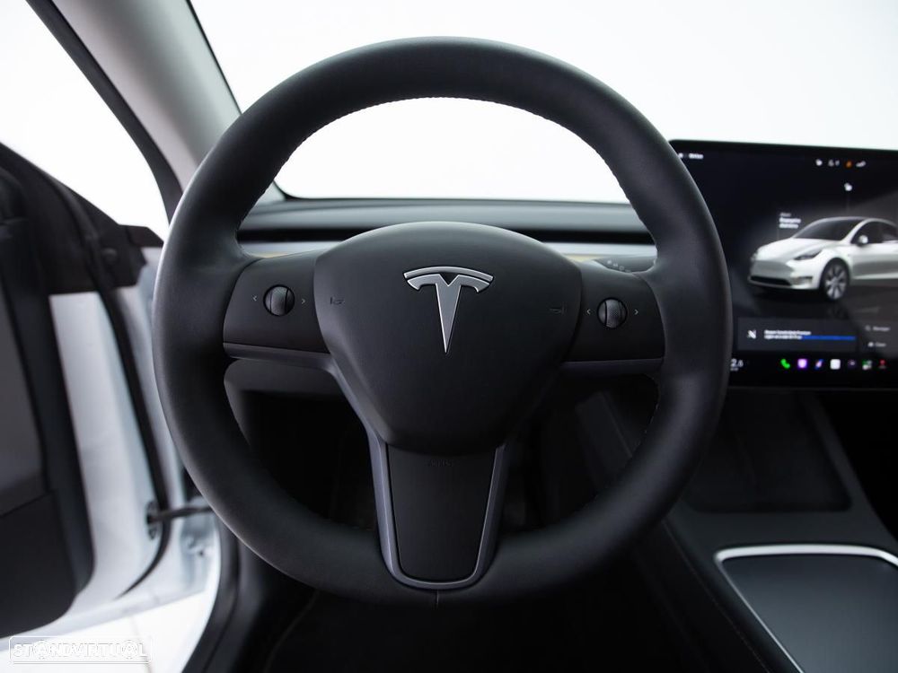 Tesla Model Y RWD — fotografia 18