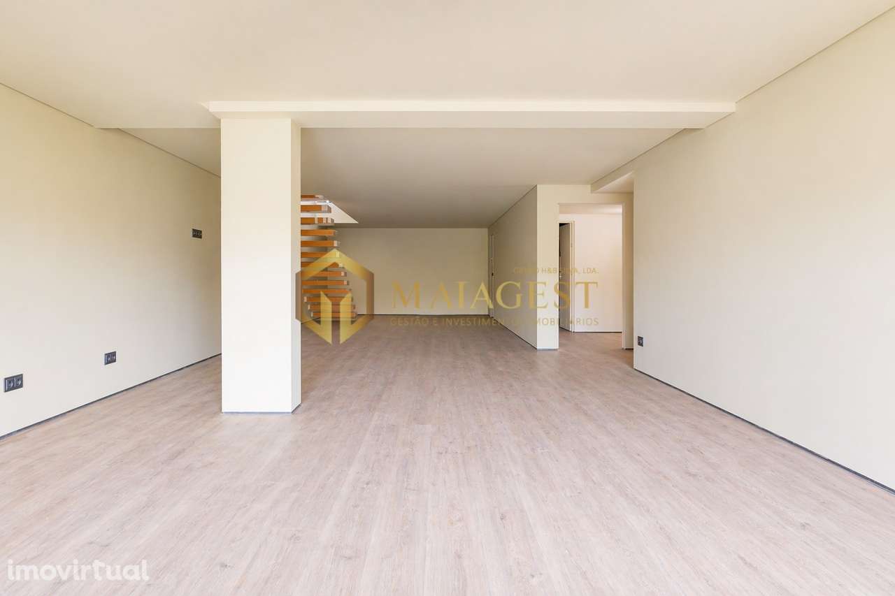 Moradia V3 Nova com Piscina, Terraço de 75m² e Garagem para 2 Carros - Grande imagem: 2/29