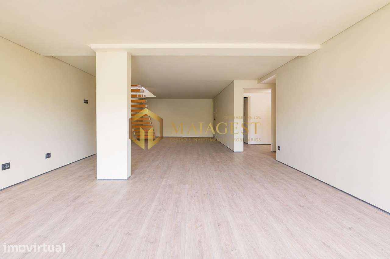 Moradia V3 Nova com Piscina, Terraço de 75m² e Garagem para 2 Carros - Grande imagem: 2/29