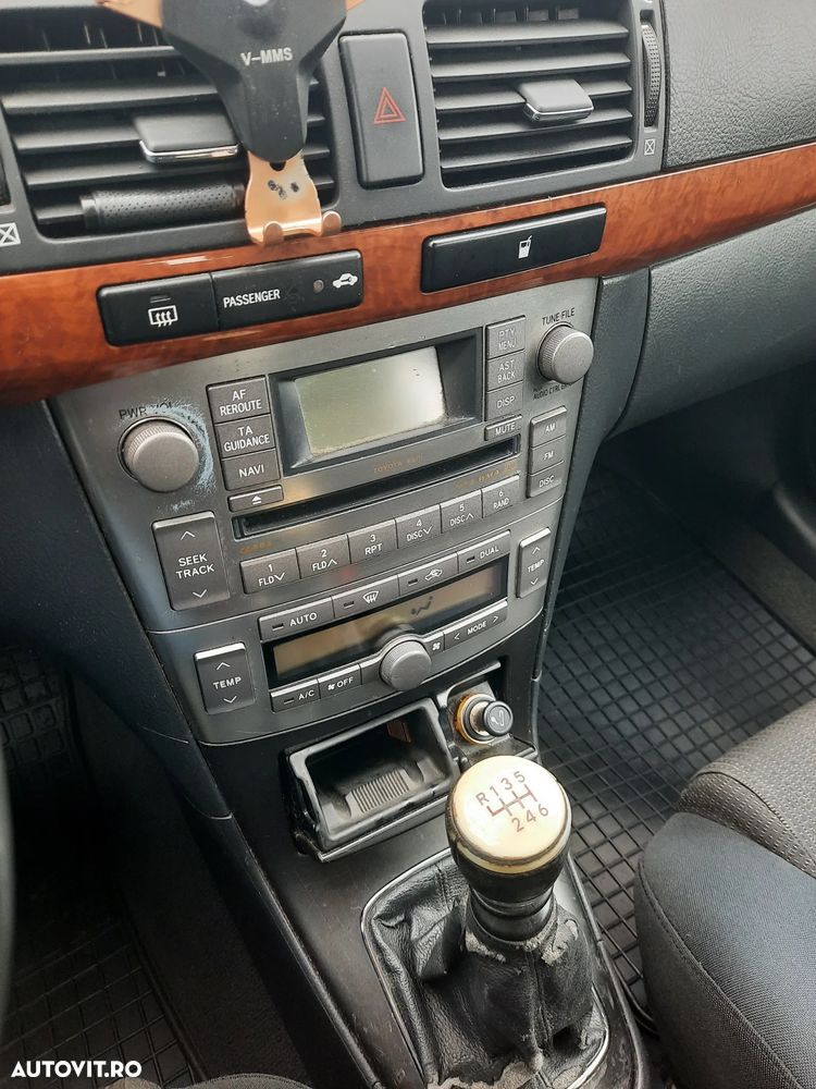 Toyota Avensis 2.2 D-4D Sedan Sol - 11