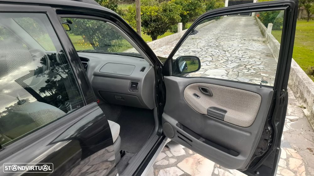 Suzuki Grand Vitara Metal Top 2.0 L - 33