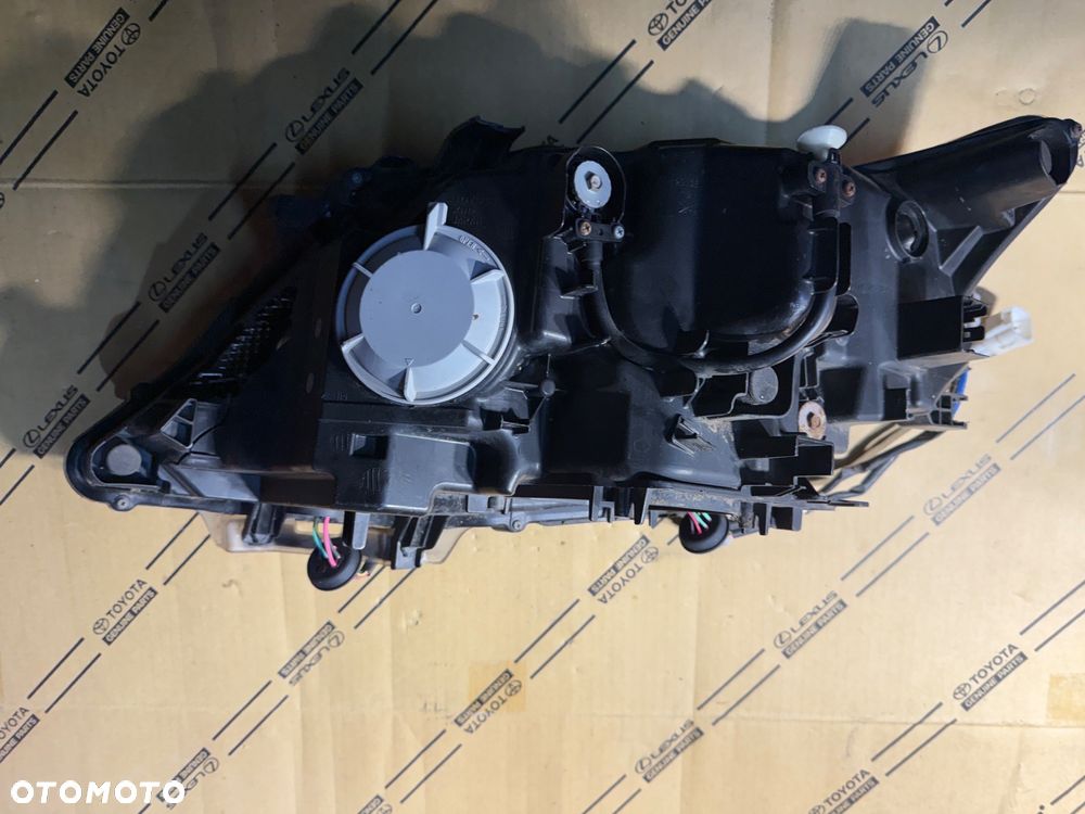 Lampa przednia prawa uszkodzona Lexus RX450h 12-15r. - 2