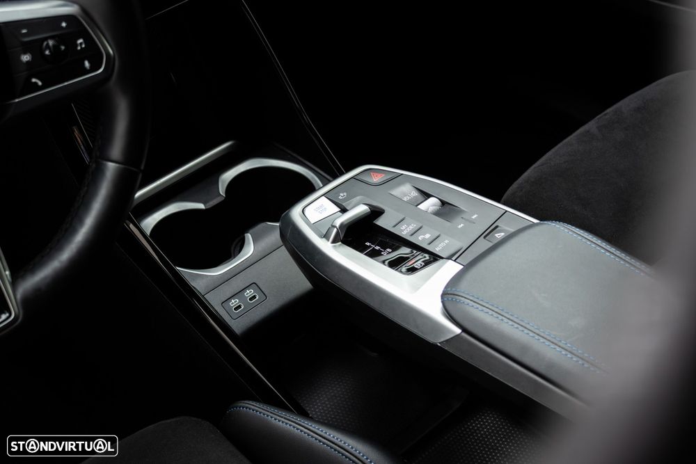 BMW iX1 eDrive20 Pack Desportivo M - 24