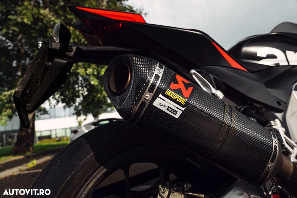 Aprilia RSV-4 Factory - 12