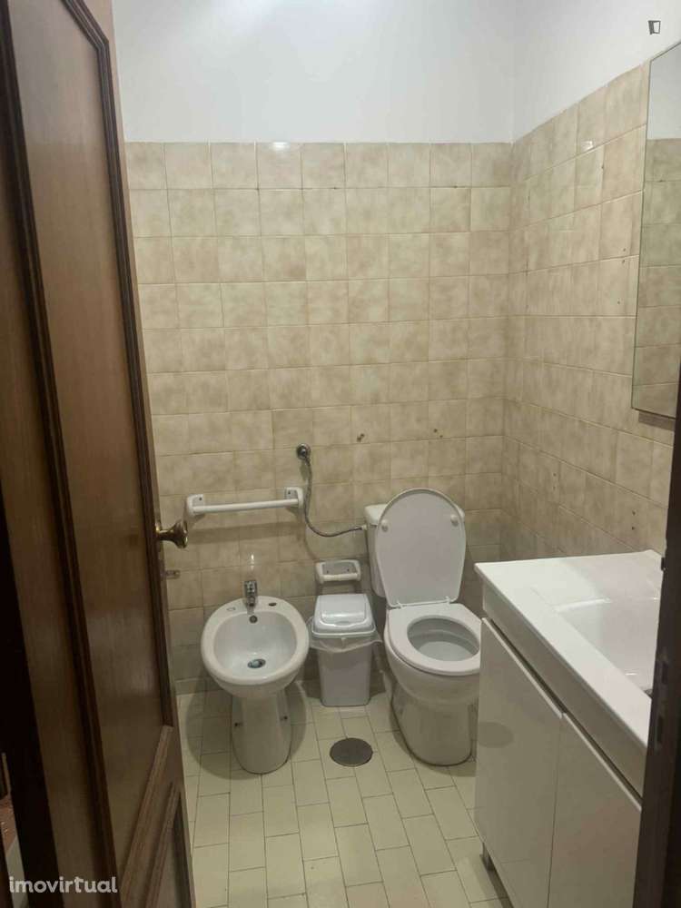 Quarto - localizado em Matosinhos Porto - Grande imagem: 3/4