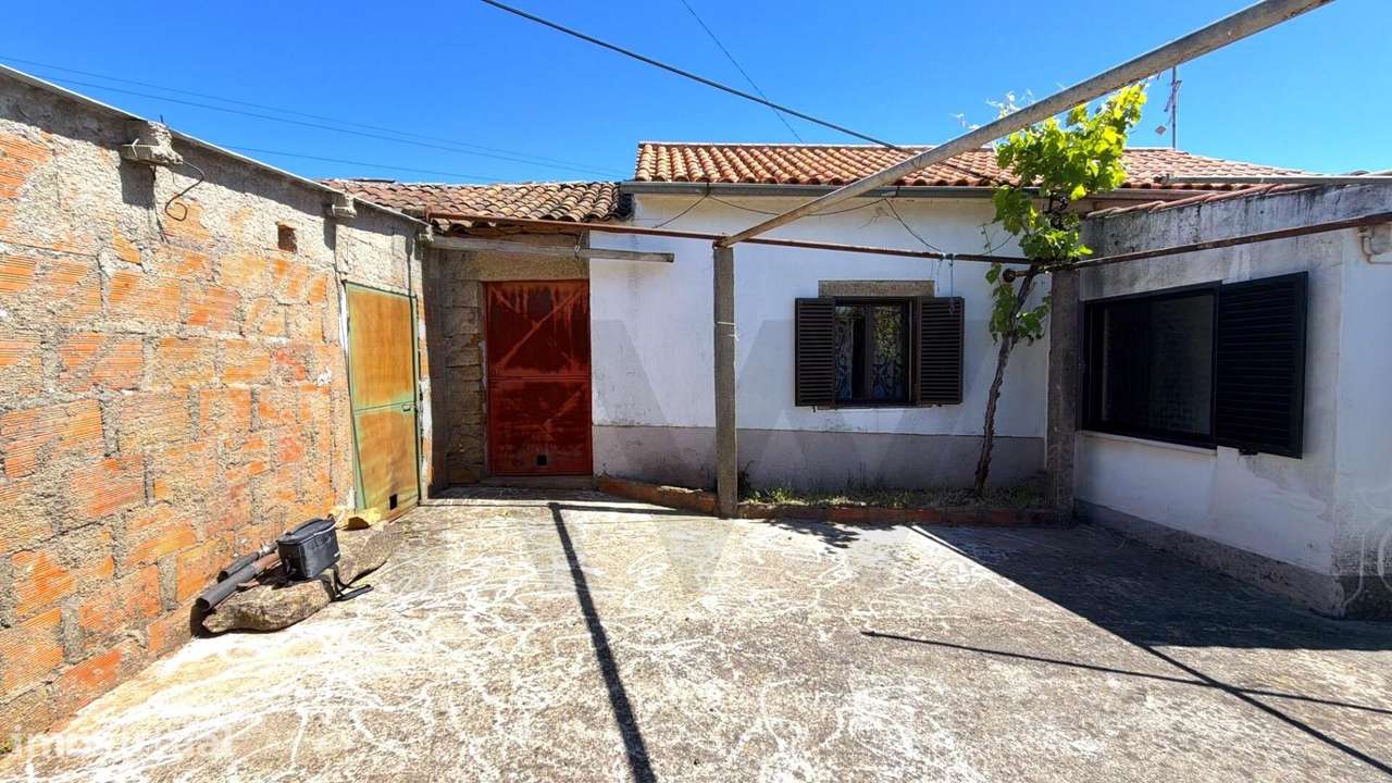 Moradia T3 para Renovar com 3.300 m2 de Terreno no Centro de Enxame - Grande imagem: 5/44