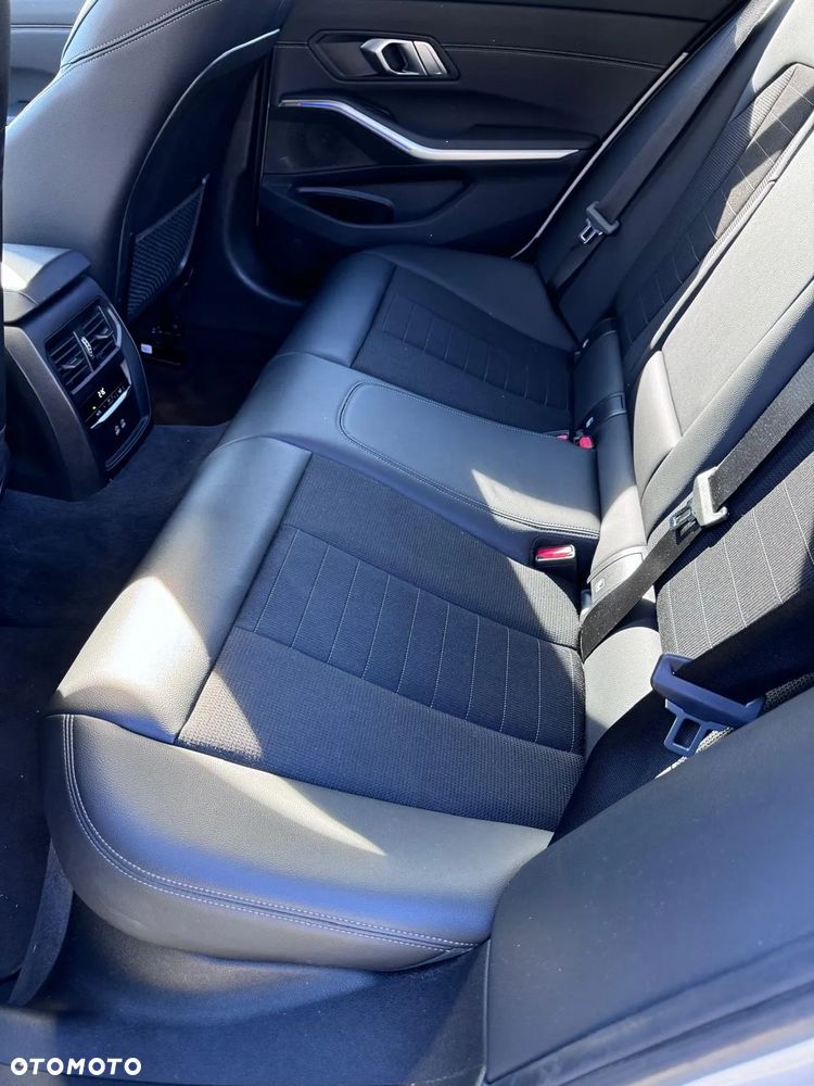 BMW Seria 3 318d mHEV - 8