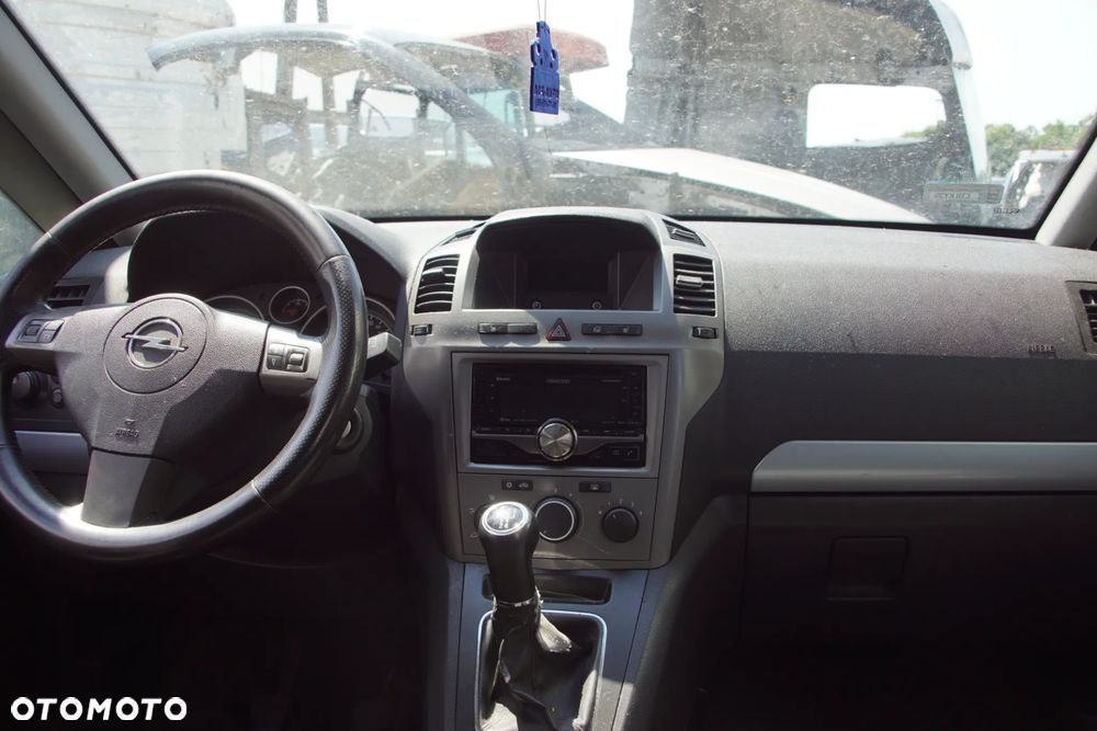 Auto na części - Opel Zafira B 1.8 16V 140 KM Z18XER F17 Z157 2006R Silnik Skrzynia Drzwi Maska Błotnik Zderzak Klapa Lampa Lusterko Klamka Szyba Deska Kokpit Sterownik Moduł Czujnik Licznik Wyświetlacz Panel Kierownica - 15