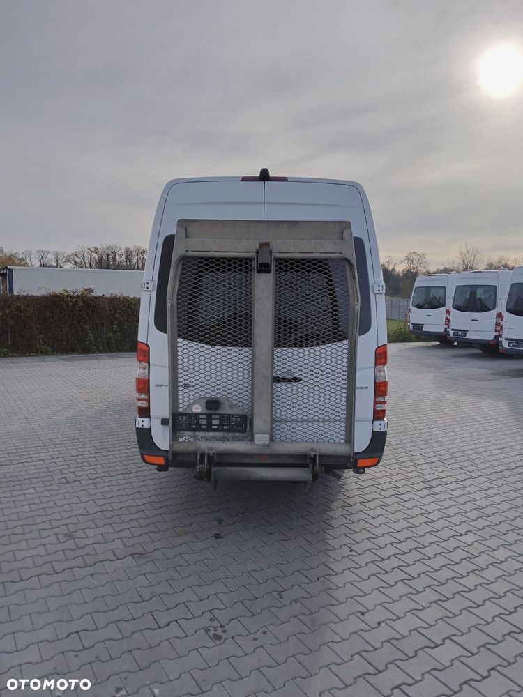 Mercedes-Benz 519 - 6