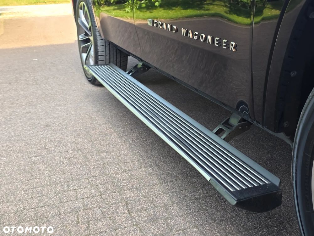 Jeep Grand Wagoneer - 3