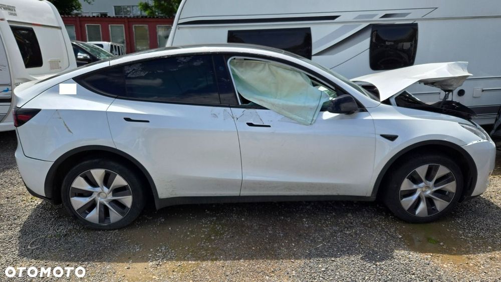 Tesla Model Y - 6